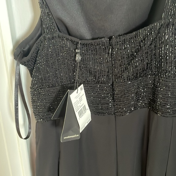 Sleeveless Jumpsuit with beaded bodice size 6 with some stretch love it ! - Picture 8 of 8